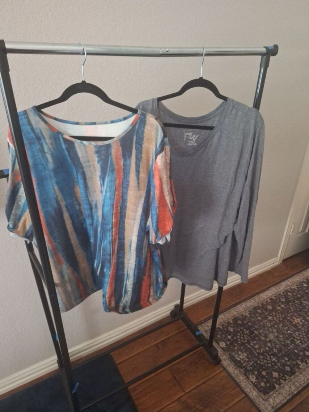 Bundle of 2 Women's Plus Size Tops: Abstract Print T-Shirt & Grey Long... 4X